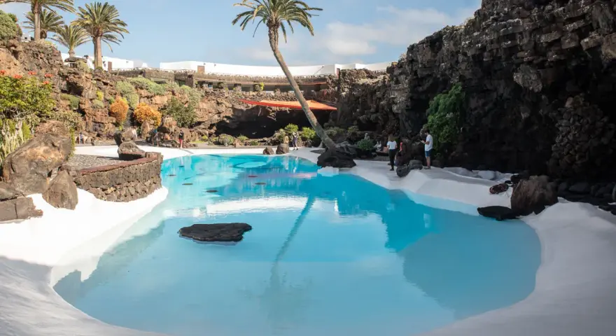 Basen w Jameos del Agua, wulkaniczne krajobrazy i palmy – to idealne miejsca, które warto zobaczyć na Lanzarote.