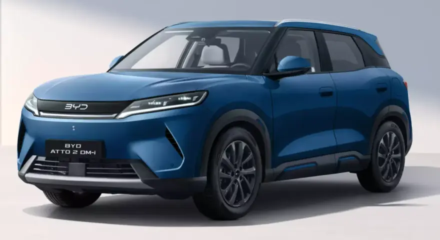 Niebieski BYD ATTO 2 DM-i, nowoczesny SUV z eleganckimi światłami LED i czarnymi felgami, gotowy na miejskie przygody.
