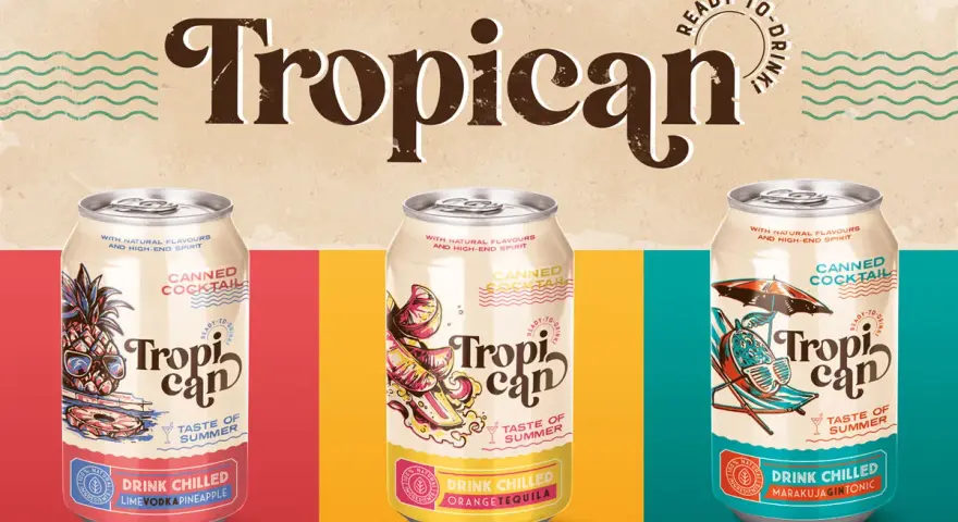 Trzy puszki gotowych drinków "Tropican" o różnych smakach: ananasowym, pomarańczowym i marakujowym.