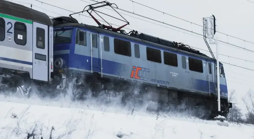 Lokomotywa PKP Intercity w zimowej scenerii. Różnica między TLK a IC to komfort i prędkość podróży.