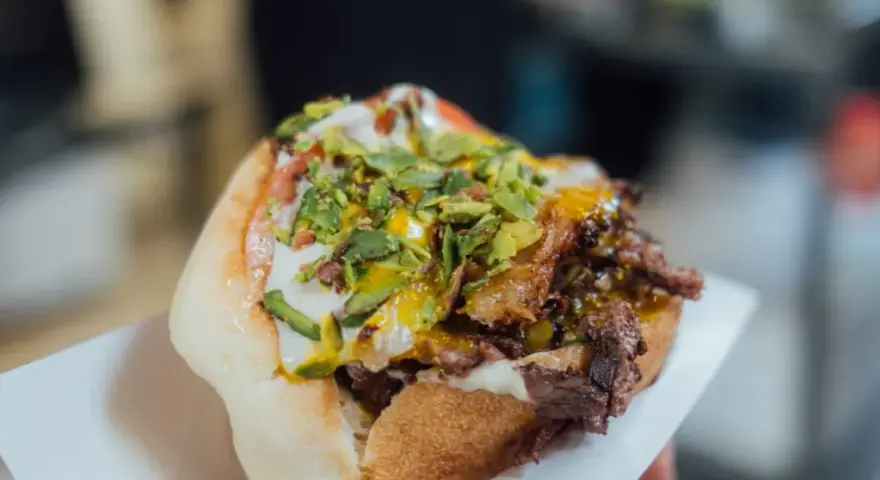 Ile kalorii ma kebab w picie? Jedz świadomie i bez wyrzutów!