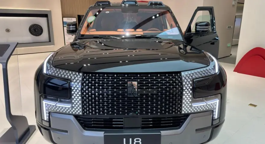 Czarny BYD Yangwang U8 z otwartymi drzwiami, prezentujący imponujący grill i nowoczesne reflektory.