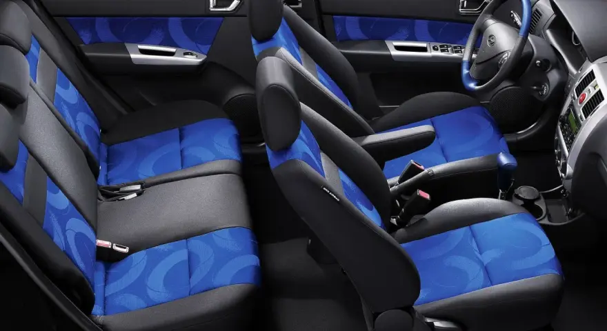 Wnętrze Hyundai Getz z niebiesko-szarymi siedzeniami i niebieskimi akcentami na drzwiach.