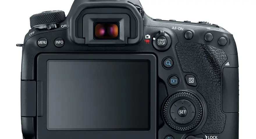 Arrière d'un appareil photo reflex numérique Canon 7D Mark III, avec écran LCD, viseur et boutons de commande.