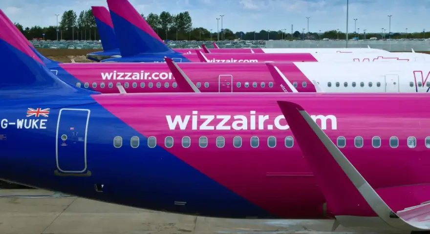 Rząd różowych samolotów Wizzair na płycie lotniska. Może to być widok przed lub po zwrocie biletu Wizzair.