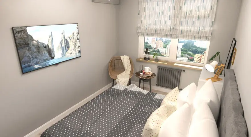 Acogedora habitación pequeña con cama, TV en la pared y ventana con vistas a la ciudad.