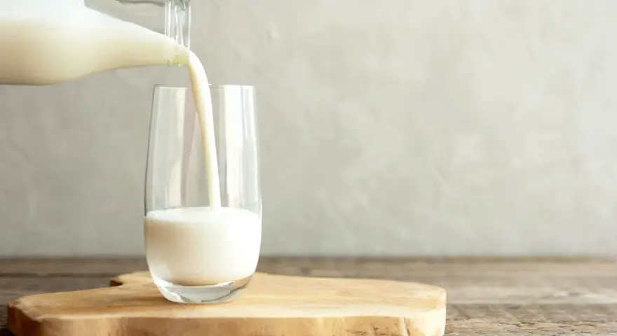 Kefir Krasnystaw nalewany do szklanki. Zdrowy napój, który warto znać, jeśli interesują Cię jego kcal.