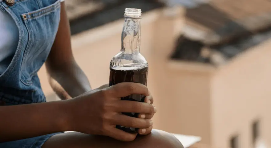 Cola na ból brzucha? Ekspert obala mit! Bezpieczne alternatywy