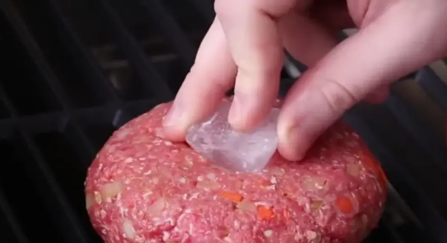 Myśląc o idealnym burgerze: Jak zrobić soczyste mięso w domu?