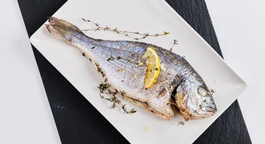 Dorada a la espalda, horneada con limón y tomillo, lista para disfrutar.