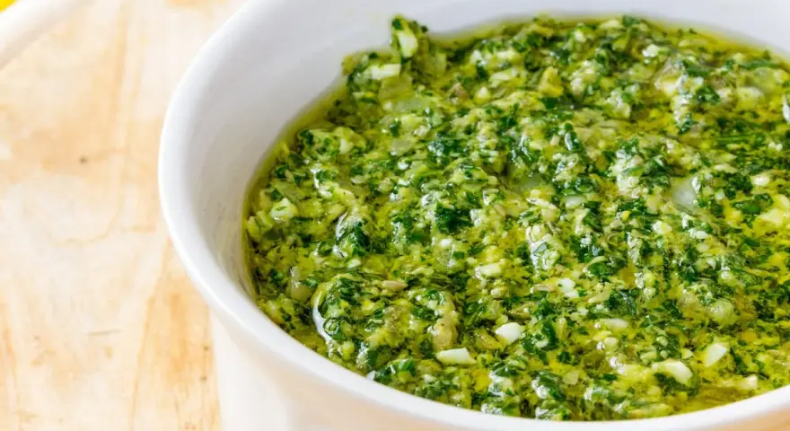 Un invitante bagnetto verde piemontese, fresco e profumato, pronto per condire la pasta.