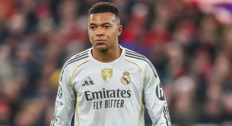 Kylian Mbappé w białej koszulce Realu Madryt. Zastanawiasz się, ile Mbappé zarabia na minutę?