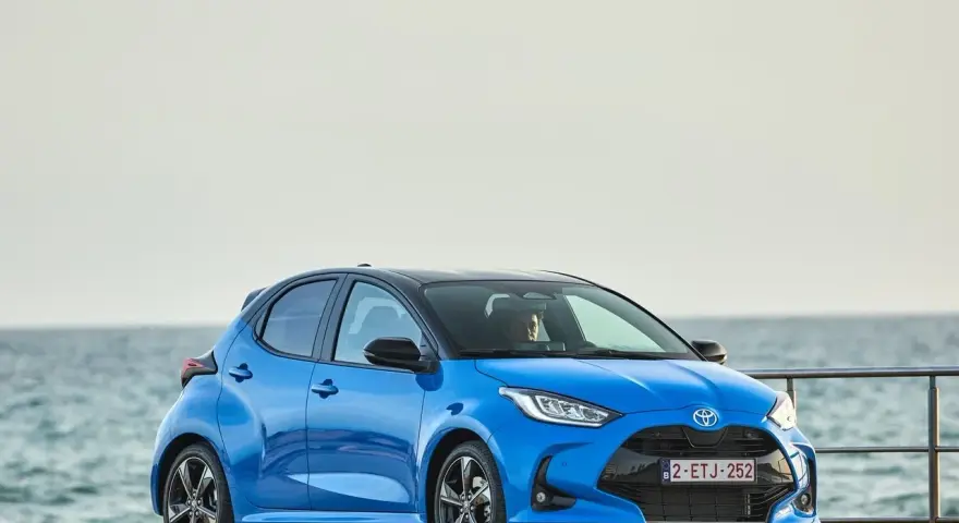 Niebieski Toyota Yaris z czarnym dachem, idealne jakie auto do 50 tys. na wakacyjne wyjazdy nad morze.