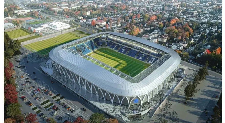 Nowy stadion Ruchu Chorzów w pełnej krasie, z trybunami, boiskiem i parkingiem.