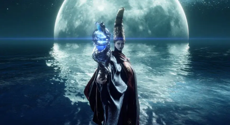 Renna, la hechicera de Elden Ring, sostiene un orbe azul brillante bajo una gran luna.