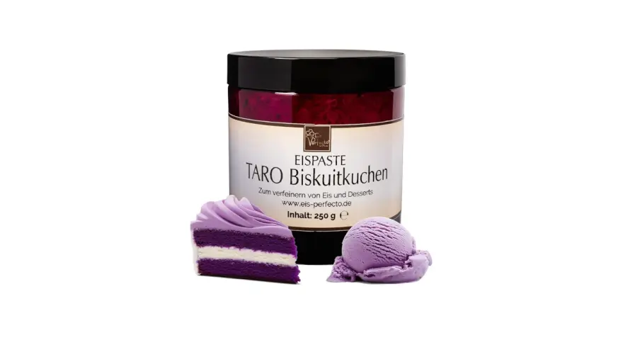 Lila Taro Biskuitkuchen-Eiscreme-Paste in einem Glas, daneben ein Stück Kuchen und eine Kugel Eis.