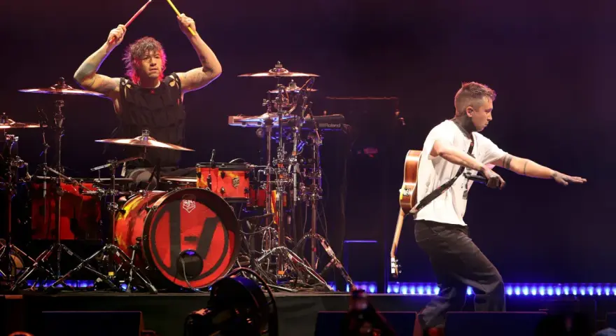 Tyler Joseph i Josh Dun podczas koncertu twenty one pilots w Polsce. Energia na scenie!