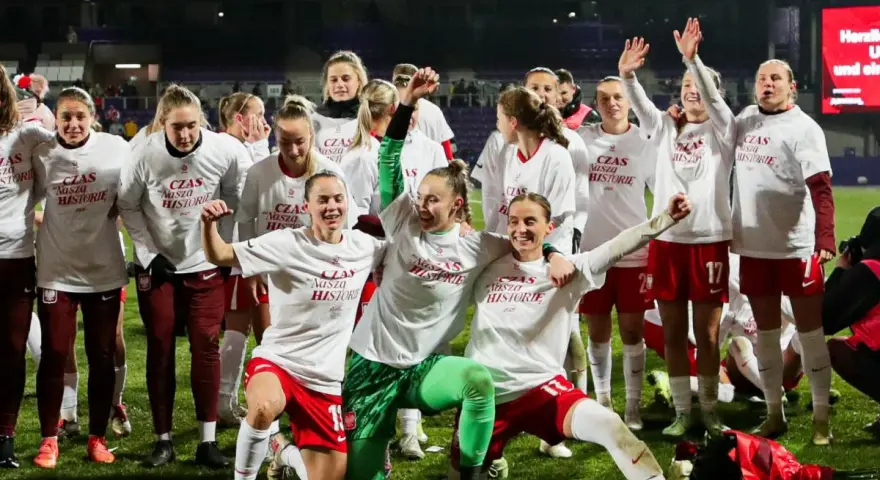 Radosne polskie piłkarki świętują zwycięstwo na murawie, dumne z napisów na koszulkach "Czas na naszą historię".