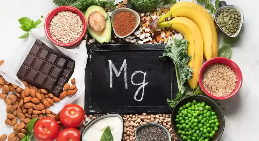 Magnesiumreiche Lebensmittel wie Mandeln, Schokolade und Bananen sind wichtig. Die Frage welches Magnesium in der Schwangerschaft am besten ist, wird durch diese Auswahl beantwortet.