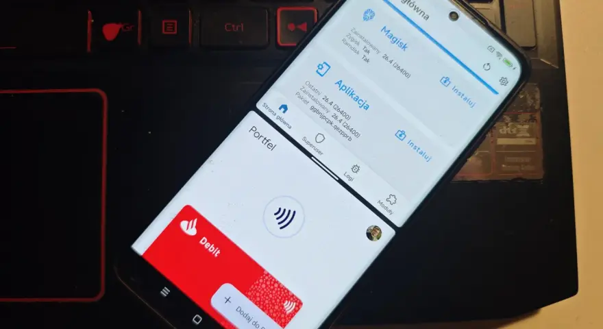 Telefon z aplikacją Magisk, która jest kluczowa, by dowiedzieć się, jak zrootować telefon. Widoczny też portfel z kartą płatniczą.