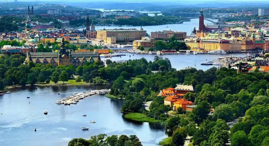 Blick auf Stockholm mit Wasserwegen und grünen Ufern. Perfekt für ein Auslandspraktikum in Schweden.