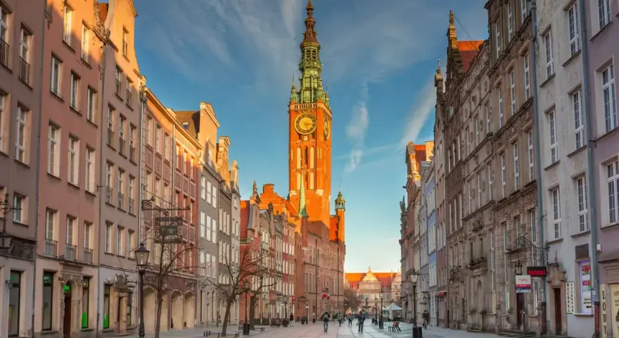 Gdańska starówka z Ratuszem Głównym, świadectwo historii i tego, kiedy powstał Gdańsk.