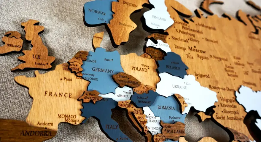 Drewniana mapa Europy z zaznaczonymi krajami. Widoczne m.in. Francja, Niemcy, Polska, Włochy, Skandynawia. Eog co to? To piękna dekoracja ścienna.