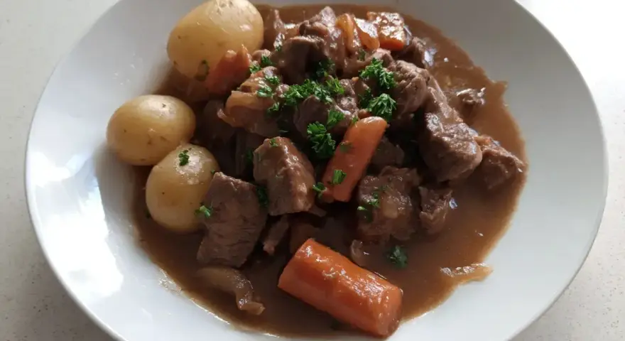 En härlig fransyska gryta med mört kött, mjuka potatisar och saftiga morötter, toppad med färsk persilja.