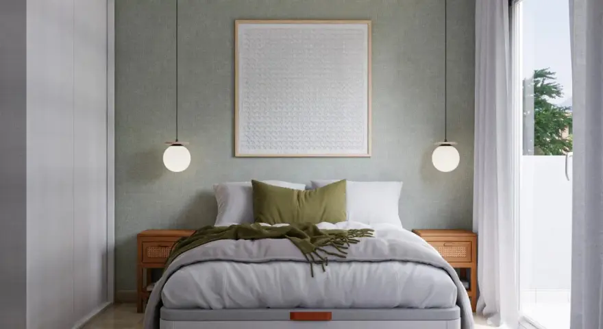 Cama moderna con cuadros decorativos que ponen en vez de cabecero. Mesitas de noche de madera y lámparas colgantes.