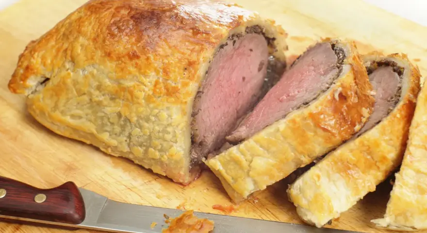 Saftiges Rinderfilet im Blätterteig, perfekt geschnitten, bereit als Hauptgericht mit passenden Beilagen.