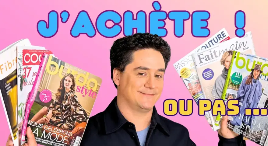 Un homme souriant tient plusieurs magazines de couture, avec le texte "J'ACHÈTE ! OU PAS ..." en arrière-plan.