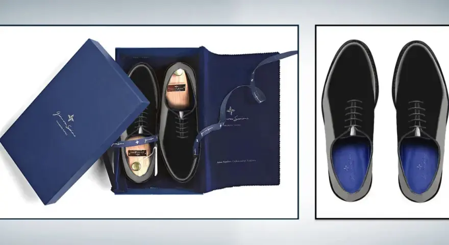 Eleganti scarpe smoking nere in scatola blu con forme in legno e panno protettivo. Un lusso per ogni occasione formale.