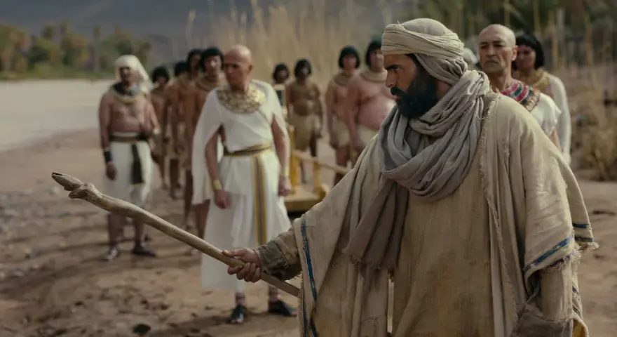 Ein Mann mit Turban und Stab führt eine Gruppe in antiker Kleidung an. Szenen wie diese sind oft in christliche Serien zu sehen.