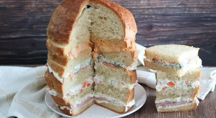 Panettone Gastronomico: Farciture, Taglio e Consigli per un Buffet Perfetto