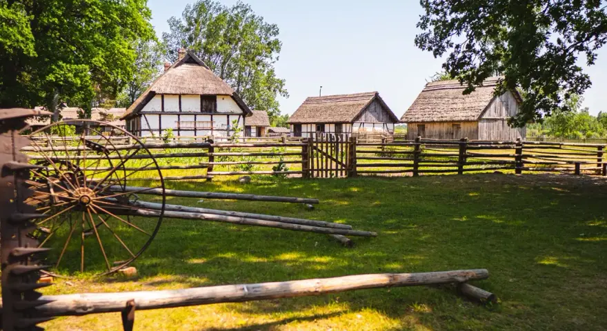 Muzeum Wsi Słowińskiej w Klukach to skansen z tradycyjnymi chatami i zabytkowym sprzętem rolniczym.
