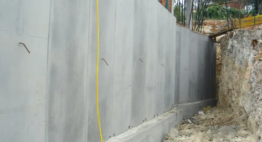 Muro de hormigón prefabricado para un sótano en construcción. El coste de construcción del sótano se ve reflejado en estos materiales.