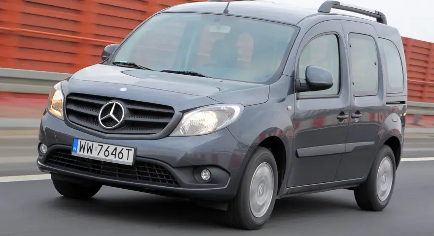 Szary Mercedes Citan na drodze. Choć praktyczny, warto znać jego potencjalne mercedes citan wady przed zakupem.