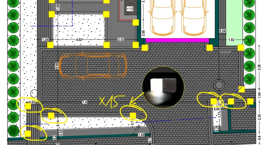 Projekt oświetlenia w domu: rozmieszczenie lamp, ścieżek, drzew i miejsc parkingowych.