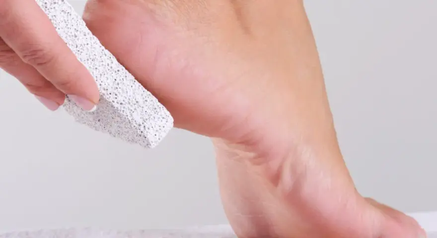 Piedra pómez exfolia el talón para eliminar olor de pies para siempre.