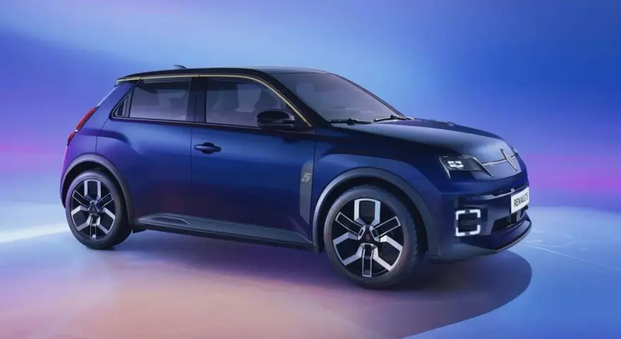 Nowe, granatowe Renault 5 z czarnym dachem i złotymi akcentami, na tle niebiesko-fioletowego gradientu.