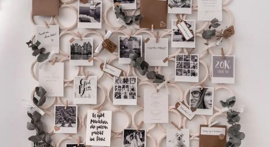 Ein Visionboard mit inspirierenden Bildern und Zitaten wie "Girl Boss" und "grow".