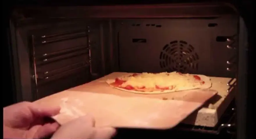 Jak piec pizzę na kamieniu, aby uniknąć przypalenia i uzyskać idealny smak