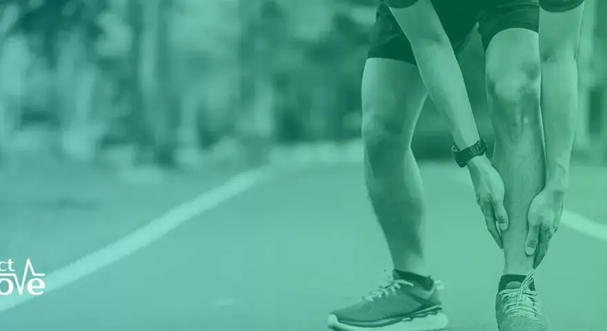 Löpare med smärta i vaden, som kan tyda på rehab benhinneinflammation.