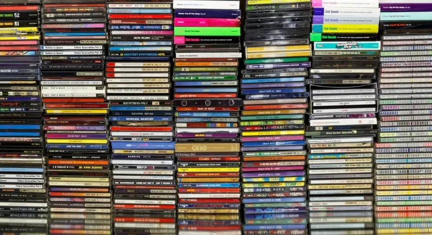 Najważniejsze płyty w historii muzyki: stosy CD z hitami disco, dance, pop i rocka.