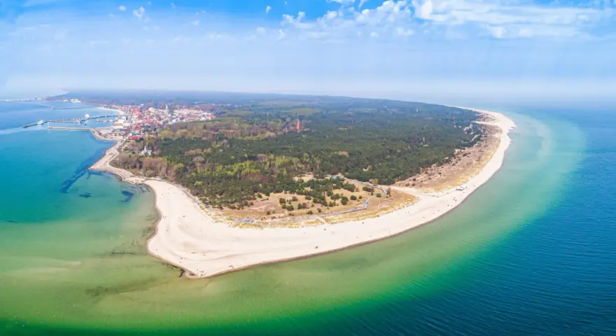 Półwysep Helski z lotu ptaka, idealne miejsce na wycieczki kolejowe po Polsce. Piękne plaże, lasy i morze.