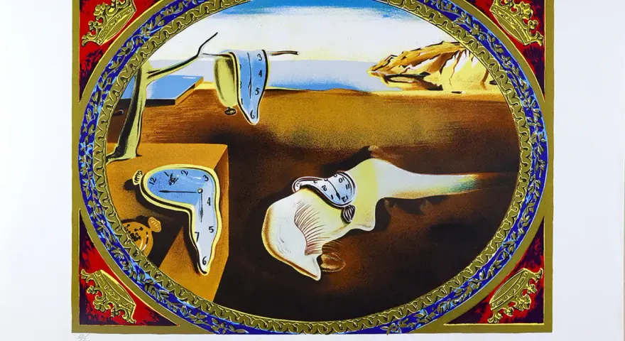 Paysage surréaliste de Dali Salvatore avec des montres molles, un paysage désertique et une forme humaine étrange.