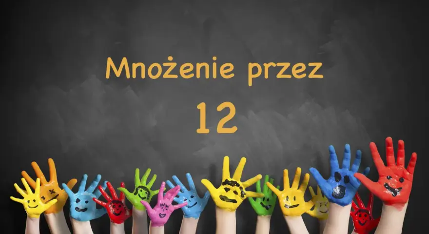 Kolorowe dłonie dzieci z uśmiechniętymi buźkami na tle tablicy z napisem "Mnożenie przez 12".
