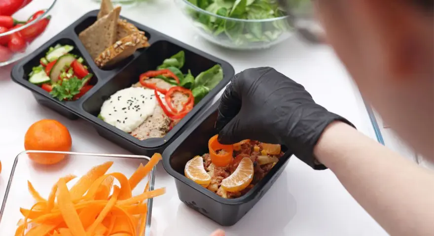 Jak założyć catering dietetyczny? Sanepid, koszty, marketing i zyski