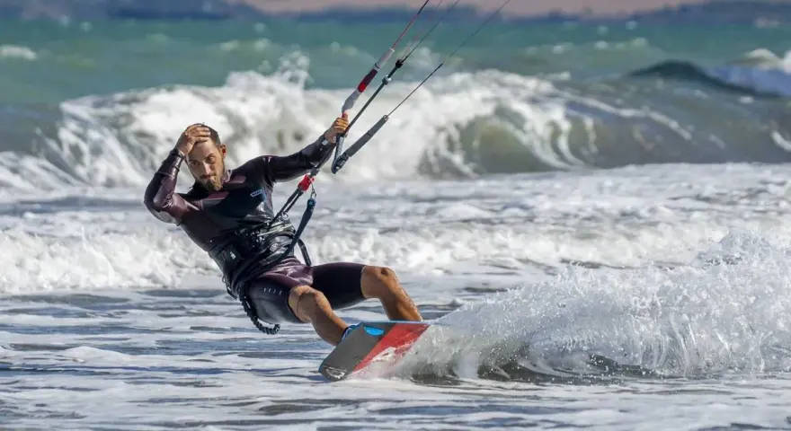 Kitesurfing Chorwacja: Gdzie i kiedy? Odkryj idealny spot!