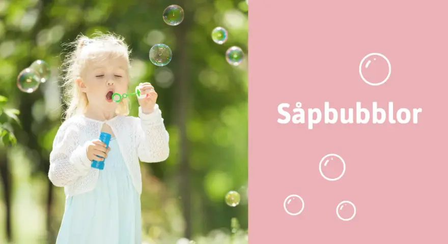 Liten flicka blåser stora såpbubblor i en grönskande trädgård. Kanske hon följer ett recept för extra stora bubblor!